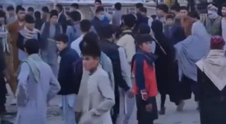 30 души загинаха при експлозия до средно училище в Кабул