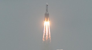 Голям сегмент от китайската ракета Long March 5B навлезе в земната