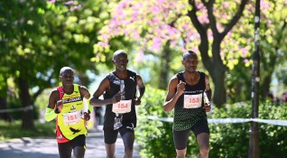С рекорд на трасето и победи на кенийските атлети ще