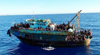 Девет лодки със стотици мигранти пристигнаха днес на южния италиански