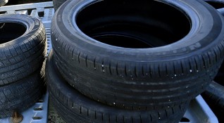 Неизвестни лица нарязаха гумите на 21 автомобила в Ловеч в