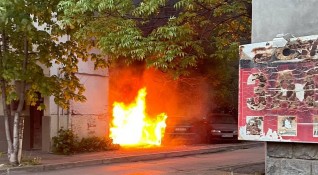 Два паркирани автомобила се запалиха в района на бул Гоце