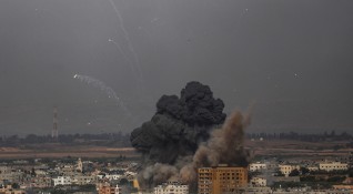 Израел и палестинската групировка Хамас подновиха въздушните удари В Тел