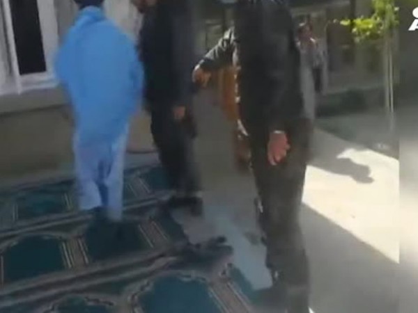 Бомбен атентат е бил извършен в джамия в Кабул. Най-малко
