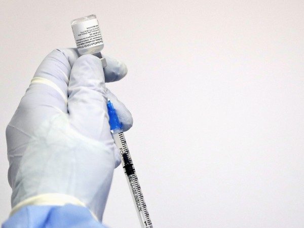 Масово поставят ваксините с латексови ръкавици, които ползват многократно, алармират