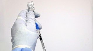 Масово поставят ваксините с латексови ръкавици които ползват многократно алармират
