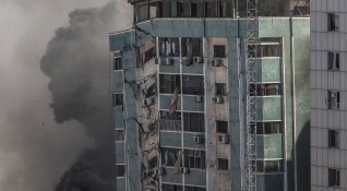 Израелски въздушен удар разруши 11 етажна сграда в град Газа В нея
