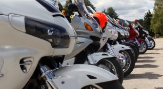 Група мотористи са се сблъскали в Прохода на Републиката съобщи