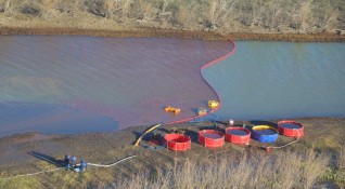 Природозащитници изразиха опасения за екологична катастрофа след петролен разлив в
