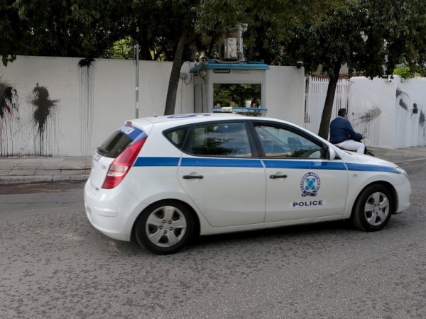 Гръцката полиция глобява за липса на маски в личните автомобили.