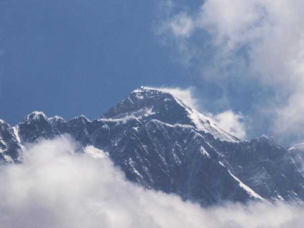 Китай забрани опитите за изкачване на Еверест от своята страна,