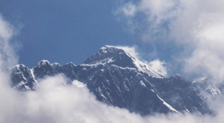 Китай забрани опитите за изкачване на Еверест от своята страна