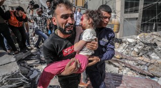 Малко момиче от Газа е оцеляло след израелски въздушен удар