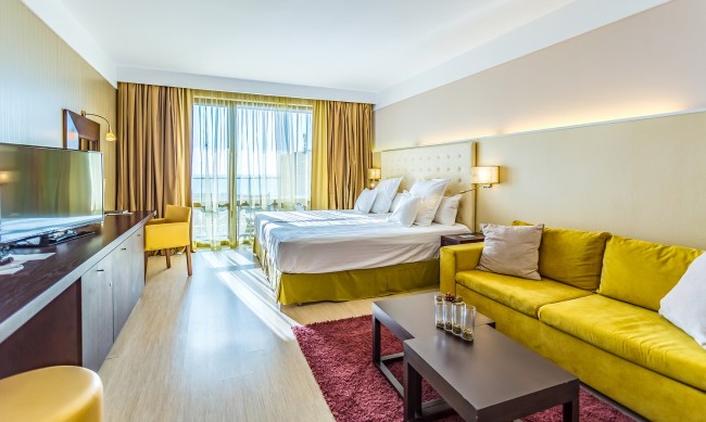 Barcel&#243; Hotels&Resorts      40%  