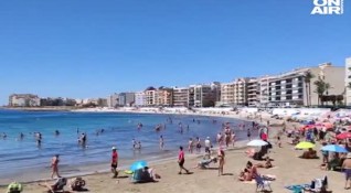 В Испания и Португалия плажовете се изпълниха с хора след