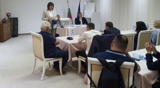 Председателят на БСП Корнелия Нинова прави обиколка из страната и