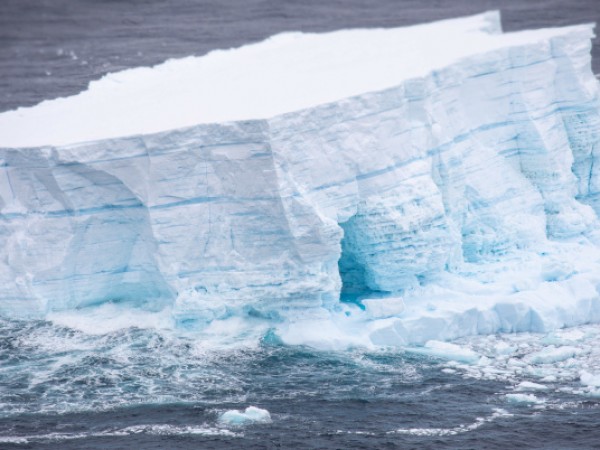 Гигантски айсберг се отчупи от ледения шелф Ронне в морето