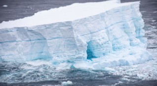 Гигантски айсберг се отчупи от ледения шелф Ронне в морето
