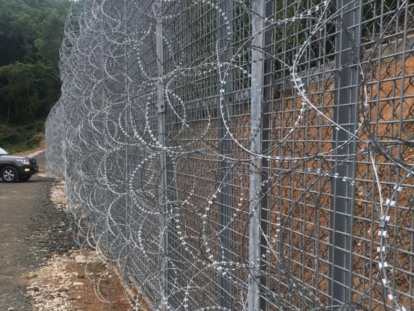 Част от оградата по турската граница е съборена при проливни