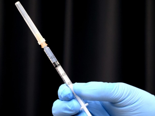 Японското правителство обмисля въвеждането на сертификати за ваксинация срещу коронавирус.