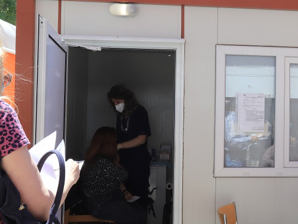 През празничните дни ваксинационните пунктове в УМБАЛ "Александровска“ ще работят