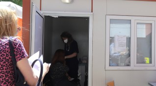 През празничните дни ваксинационните пунктове в УМБАЛ Александровска ще работят