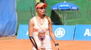 Виктория Томова се класира за четвъртфиналите на турнира на червени