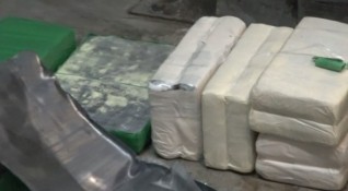 Близо килограм кокаин скрит в седалките на лек автомобил са