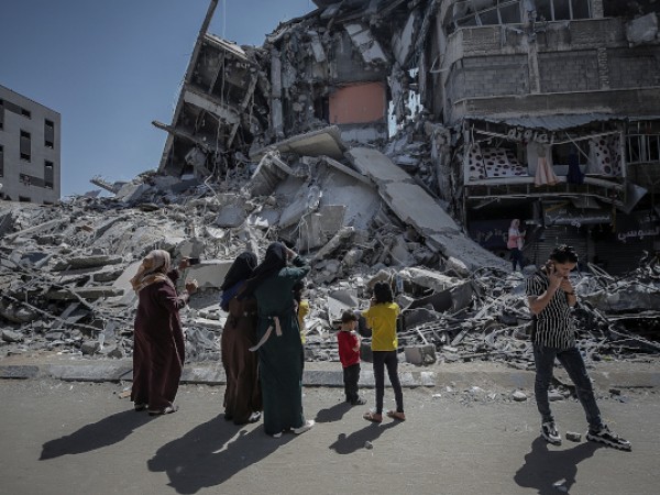 Първите конвои с хуманитарна помощ пристигнаха в Газа само часове,