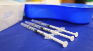 Бразилия разработва собствена ваксина срещу COVID 19 съобщи Дойче веле Учените