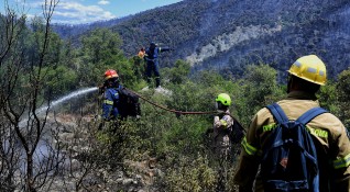 Над 270 пожарникари продължават и днес за трети пореден ден