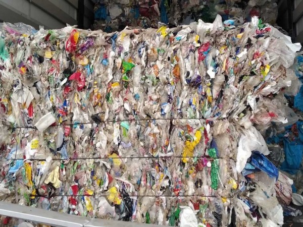 Снимка: МОСВКамиони с пластмасови отпадъци с произход от Румъния, Полша