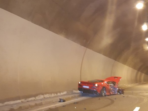 Тежка катастрофа между "Ферари" и джип е станала в тунела