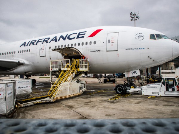 Компанията Air France обяви че прекратява всички полети които минават