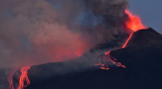 Вулканът Етна на остров Сицилия отново изригна днес Пепел и