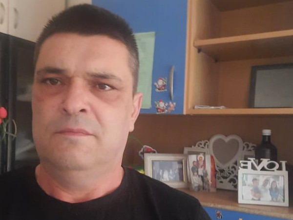 Светлозар Дончев е на 46 години от София, самотен баща