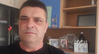Светлозар Дончев е на 46 години от София самотен баща