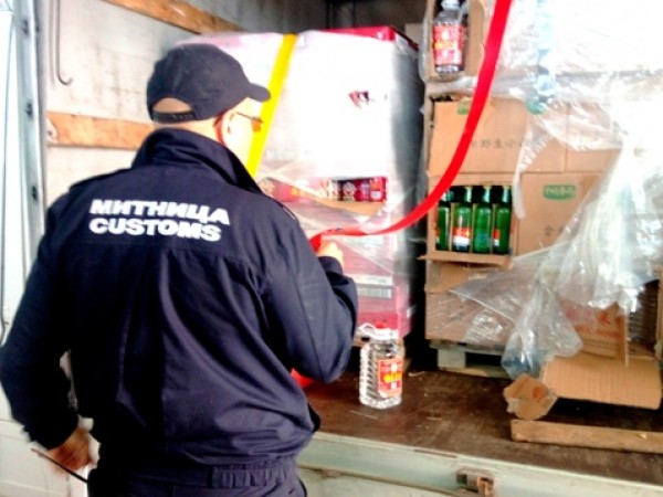 Митничари задържаха 363 литра нелегален алкохол в района на ГКПП