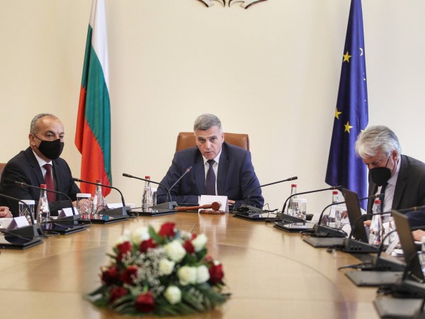 Премиерът Стефан Янев разпредели между тримата вицепремиери функциите по координация