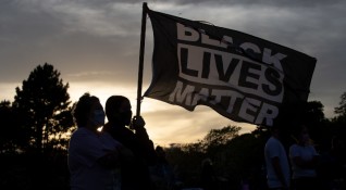 Съоснователката на Black Lives Matter обяви че се оттегля от