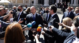 Българският президент Румен Радев е коментирал с македонския си колега