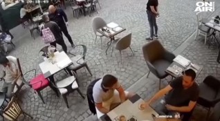 Собственик на ресторант в Пловдив нападна известен продавач в арт