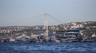 Движението на кораби през Босфора в Истанбул е спряно в