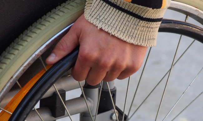 Без надежда: По-малко от половината от хората с увреждания имат асистент