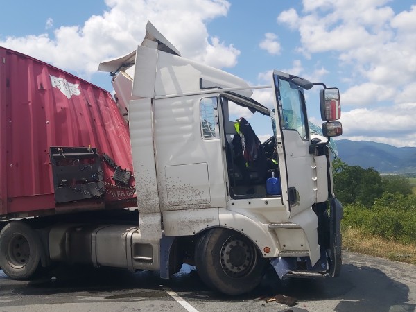 Тежка катастрофа между два ТИР-а затвори Подбалканския път София-Бургас в
