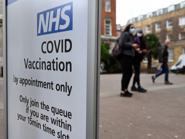 Великобритания планира да премахне ваксинационните паспорти при посещаване на големи