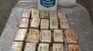 Митническите служители откриха 10 930 кг хероин при проверка на товарен