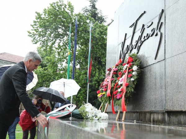 Премиерът Стефан Янев поднесе цветя на паметника на Христо Ботев