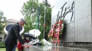Премиерът Стефан Янев поднесе цветя на паметника на Христо Ботев