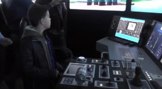 Във Варна ученици управляваха кораб чрез виртуална реалност в рамките